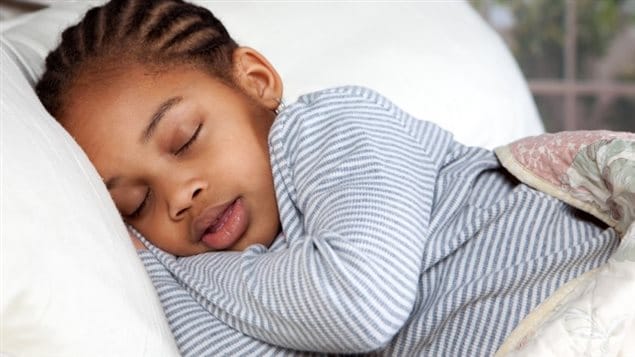 pourquoi mon fils dort par terre