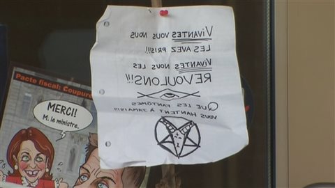 Une mystérieuse lettre rédigée à l'envers lance une malédiction à ses destinataires. Une mystérieuse lettre rédigée à l'envers lance une malédiction à ses destinataires.
