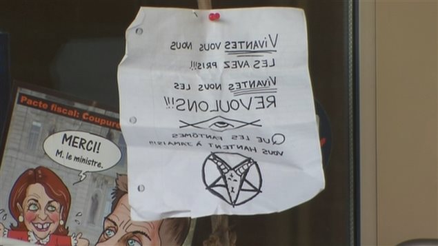 Une mystérieuse lettre rédigée à l'envers lance une malédiction à ses destinataires. Une mystérieuse lettre rédigée à l'envers lance une malédiction à ses destinataires.