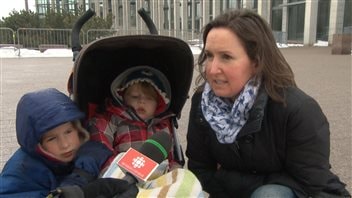 Jocelyn Greenwood s'est receuillie avec ses enfants devant la basilique-cathédrale Notre-Dame d'Ottawa, où se tenait les funérailles du sergent Doiron. Jocelyn Greenwood s'est receuillie avec ses enfants devant la basilique-cathédrale Notre-Dame d'Ottawa, où se tenait les funérailles du sergent Doiron.