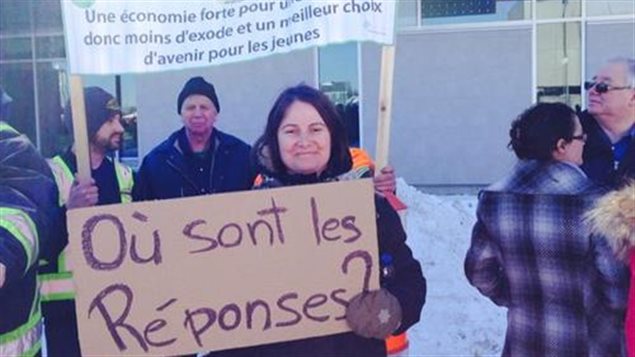 Des manifestants attendaient la conférence de presse à Sept-Îles Des manifestants attendaient la conférence de presse à Sept-Îles