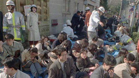 Personnes évacuées à la suite de l'attentat au gaz sarin dans le métro de Tokyo, le 20 mars 1995 Personnes évacuées à la suite de l'attentat au gaz sarin dans le métro de Tokyo, le 20 mars 1995