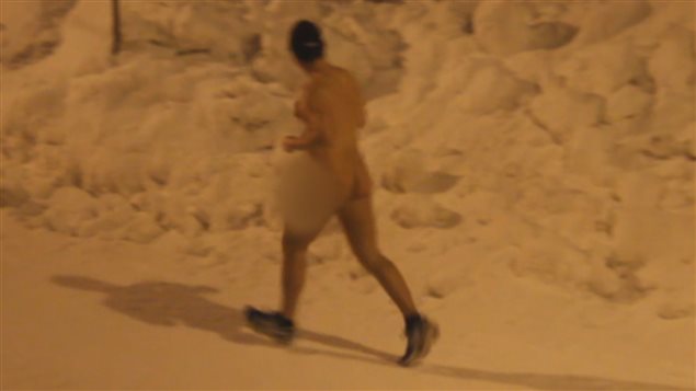 Le coureur nu jogge dans le Parc-nature de l'Ile-de-la-Visitation qui longe la Rivière-des-Prairies. Le coureur nu jogge dans le Parc-nature de l'Ile-de-la-Visitation qui longe la Rivière-des-Prairies.