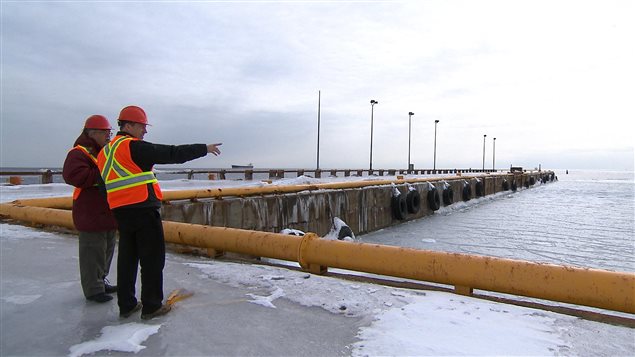 Le projet de traversier pour camions semi-remorques entre Matane et Port-Cartier est à l'étude. Le projet de traversier pour camions semi-remorques entre Matane et Port-Cartier est à l'étude.
