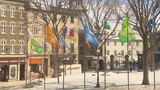 Les drapeaux de la Francophonie ont été hissés devant l'hôtel de ville de Québec. Les drapeaux de la Francophonie ont été hissés devant l'hôtel de ville de Québec.