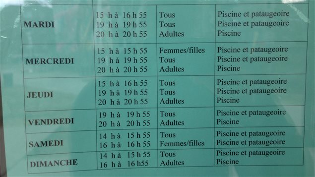 La piscine Saint-Roch de l'avenue Ball dans Parc-Extension offre deux plages horaires pour filles et femmes uniquement. La piscine Saint-Roch de l'avenue Ball dans Parc-Extension offre deux plages horaires pour filles et femmes uniquement.