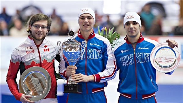 Laurent Dubreuil (à gauche), 2e au classement général du 500 m derrière le Russe Pavel Kulizhnikov (au centre) Laurent Dubreuil (à gauche), 2e au classement général du 500 m derrière le Russe Pavel Kulizhnikov (au centre)