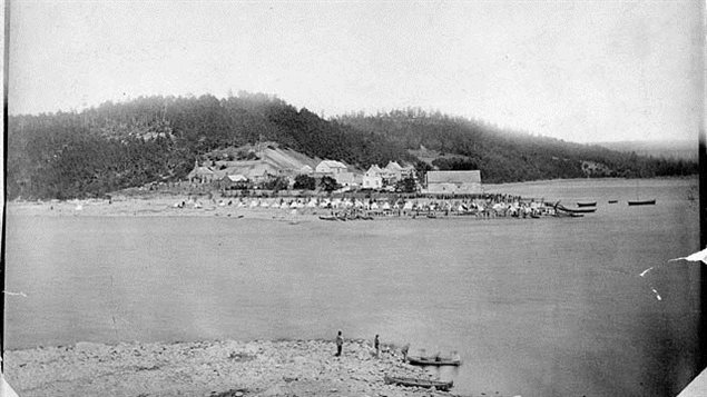 Photo du Fort Témiscamingue en 1876 (près de 100 ans après les aventures de Joseph Godin) Photo du Fort Témiscamingue en 1876 (près de 100 ans après les aventures de Joseph Godin)