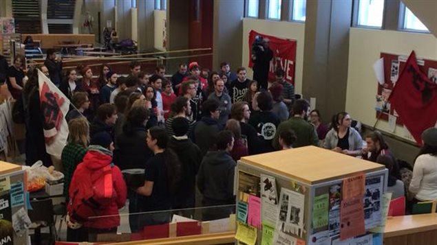 Des étudiants en grève sont réunis au pavillon Charles-De Koninck à l'Université Laval. Des étudiants en grève sont réunis au pavillon Charles-De Koninck à l'Université Laval.