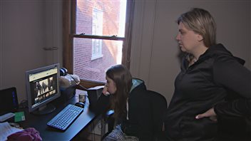 Naomie Tremblay-Trudeau et sa mère Catherine Tremblay regarde les images de l'événement. Naomie Tremblay-Trudeau et sa mère Catherine Tremblay regarde les images de l'événement.