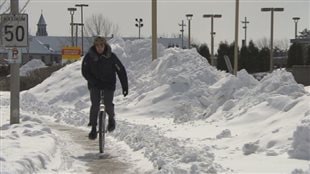 Pierre-Olivier Hudon sur son monocycle, en plein hiver Pierre-Olivier Hudon sur son monocycle, en plein hiver