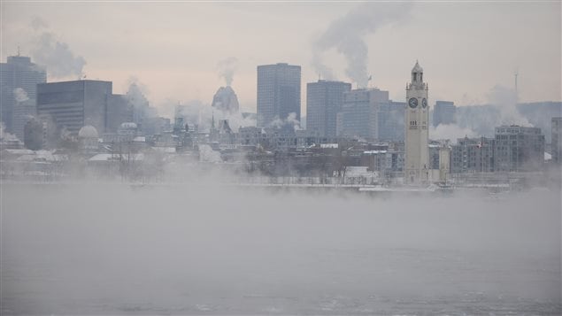 Des nuages de smog dans le centre-ville de Montréal Des nuages de smog dans le centre-ville de Montréal