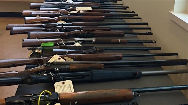 Des armes d'épaules identifiées par une étiquette Des armes d'épaules identifiées par une étiquette