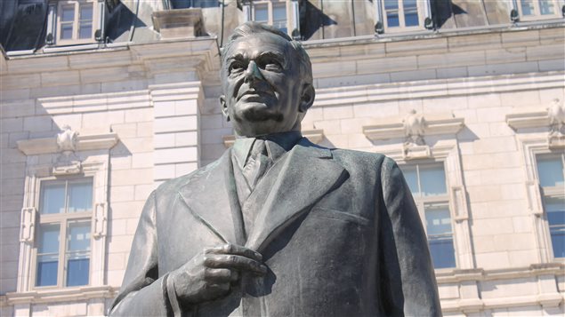 La statue de Maurice Duplessis devant l'hôtel du Parlement à Québec La statue de Maurice Duplessis devant l'hôtel du Parlement à Québec