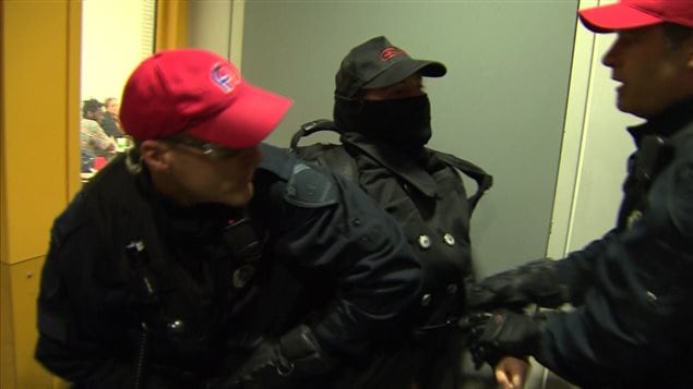 Un manifestant arrêté à l'UQAM Un manifestant arrêté à l'UQAM