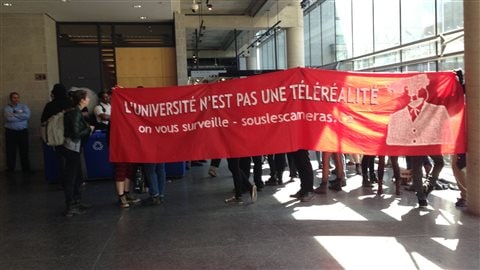 Les manifestants continuent de perturber les cours à l'UQAM, défiant ainsi une injonction. Les manifestants continuent de perturber les cours à l'UQAM, défiant ainsi une injonction.