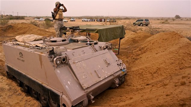 Un soldat saoudien observe la frontière yéménite Un soldat saoudien observe la frontière yéménite