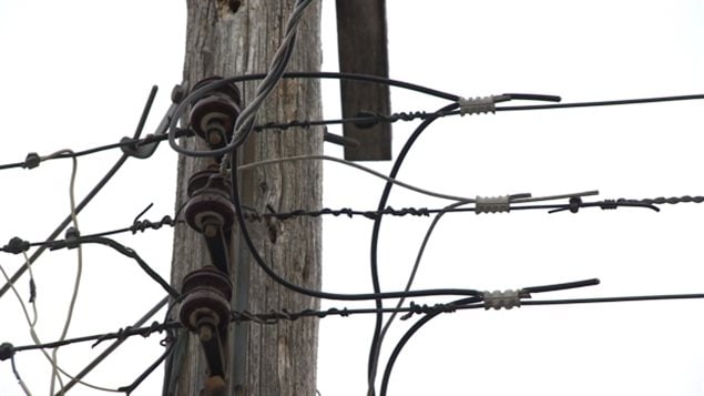 Un poteau acceuillant un branchement aérien d'électricité Un poteau acceuillant un branchement aérien d'électricité