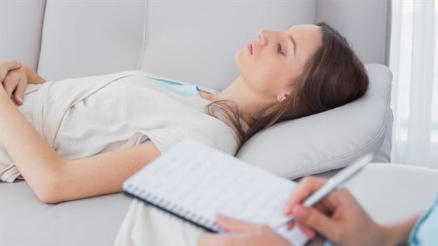 Un psychologue et sa patiente. Un psychologue et sa patiente.