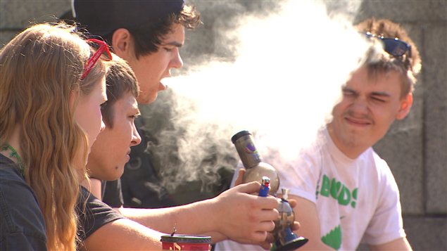 Des jeunes fument de la marijuana à Vancouver Des jeunes fument de la marijuana à Vancouver