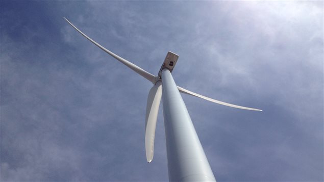 À son point le plus élevé, une éolienne (tour et À son point le plus élevé, une éolienne (tour et