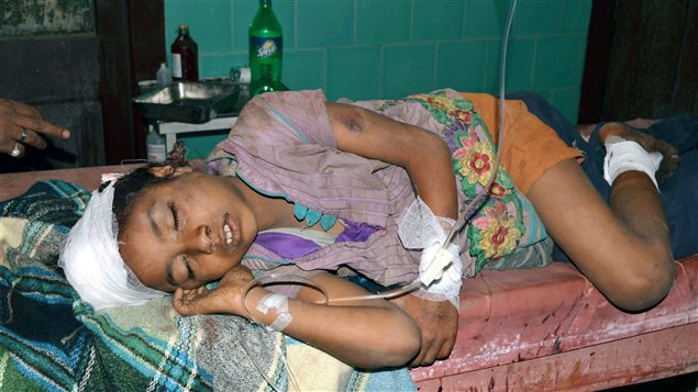 Une écolière indienne reçoit des soins à Motihari. Une écolière indienne reçoit des soins à Motihari.
