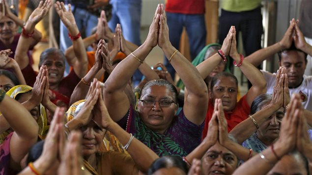 Des Indiens prient pour les victimes du séisme au Népal. Des Indiens prient pour les victimes du séisme au Népal.