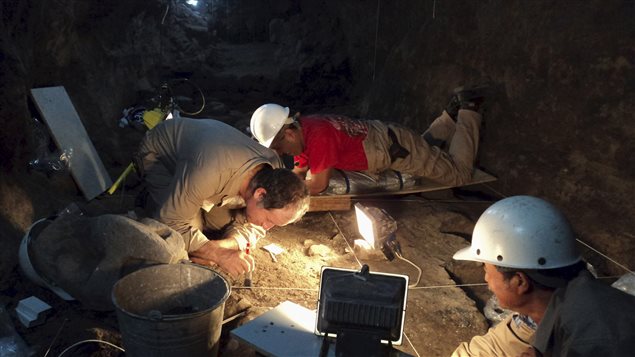 Des archéologues au travail dans le tunnel. Des archéologues au travail dans le tunnel.