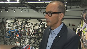 L'homme d'affaires et cycliste Louis Garneau fait partie du comité sur la sécurité des cyclistes. L'homme d'affaires et cycliste Louis Garneau fait partie du comité sur la sécurité des cyclistes.
