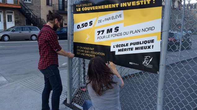Des enseignants ont placardé des affiches aux abords de 800 écoles situées sur les territoires
des syndicats de la FAE afin de dénoncer les choix budgétaires du gouvernement du Québec. Des enseignants ont placardé des affiches aux abords de 800 écoles situées sur les territoires
des syndicats de la FAE afin de dénoncer les choix budgétaires du gouvernement du Québec.