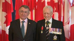 L'ambassadeur de France au Canada Nicolas Chapuis et le vétéran Howard Leyton-Brown. L'ambassadeur de France au Canada Nicolas Chapuis et le vétéran Howard Leyton-Brown.