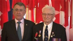 L'ambassadeur de France au Canada Nicolas Chapuis et le vétéran Arthur Ramshaw. L'ambassadeur de France au Canada Nicolas Chapuis et le vétéran Arthur Ramshaw.
