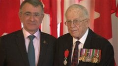 L'ambassadeur de France au Canada Nicolas Chapuis et le vétéran John Milani. L'ambassadeur de France au Canada Nicolas Chapuis et le vétéran John Milani.