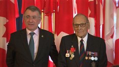 L'ambassadeur de France au Canada Nicolas Chapuis et le vétéran James Bennett L'ambassadeur de France au Canada Nicolas Chapuis et le vétéran James Bennett