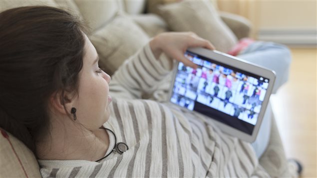 Une adolescente devant son écran de tablette Une adolescente devant son écran de tablette