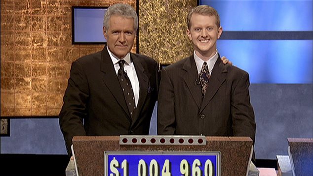 L'animateur Alex Trebek (à g.) en compagnie d'un participant à son jeu-questionnaire Jeopardy! L'animateur Alex Trebek (à g.) en compagnie d'un participant à son jeu-questionnaire Jeopardy!