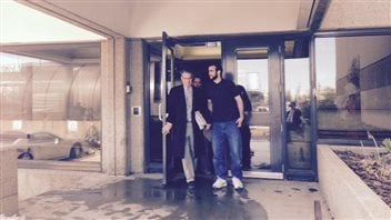 Omar Khadr en compagnie de son avocat à la sortie du palais de justice d'Edmonton Omar Khadr en compagnie de son avocat à la sortie du palais de justice d'Edmonton