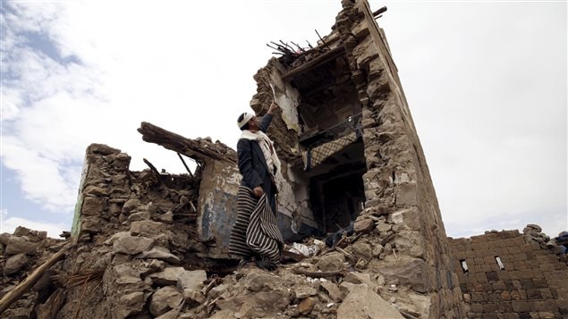 Un homme pointe ce qui reste d'une maison qui a été endommagée par les attaques aériennes de l'Arabie saoudite. Un homme pointe ce qui reste d'une maison qui a été endommagée par les attaques aériennes de l'Arabie saoudite.