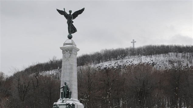 Le mont Royal, sa statue face à l'avenue du Parc et sa croix Le mont Royal, sa statue face à l'avenue du Parc et sa croix
