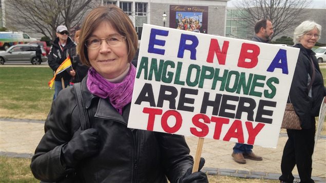 Manifestation contre le bilinguisme à Fredericton. «Les anglophones sont ici pour rester», peut-on lire sur la pancarte Manifestation contre le bilinguisme à Fredericton. «Les anglophones sont ici pour rester», peut-on lire sur la pancarte