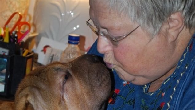 Heather Brenan partage un moment de douceur avec son chien. L’enquête sur la mort de la femme de 68 ans se poursuit à Winnipeg Heather Brenan partage un moment de douceur avec son chien. L’enquête sur la mort de la femme de 68 ans se poursuit à Winnipeg