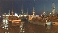 Coup d'envoi de la saison de pêche au homard aux Îles-de-la-Madeleine, au quai de Grande-Entrée. Coup d'envoi de la saison de pêche au homard aux Îles-de-la-Madeleine, au quai de Grande-Entrée.