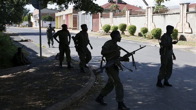 Des soldats fidèles au président Nkurunziza dans les rues de Bujumbara, jeudi. En arrière-plan, un soldat git au sol. Des soldats fidèles au président Nkurunziza dans les rues de Bujumbara, jeudi. En arrière-plan, un soldat git au sol.