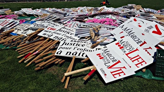 Les pancartes des manifestants pro-vie, qui organisent une marche sur la colline du Parlement, à Ottawa. (14-05-15) Les pancartes des manifestants pro-vie, qui organisent une marche sur la colline du Parlement, à Ottawa. (14-05-15)
