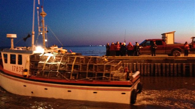 Coup d'envoi de la saison de pêche au homard aux Îles-de-la-Madeleine, au quai de Grande-Entrée. Coup d'envoi de la saison de pêche au homard aux Îles-de-la-Madeleine, au quai de Grande-Entrée.