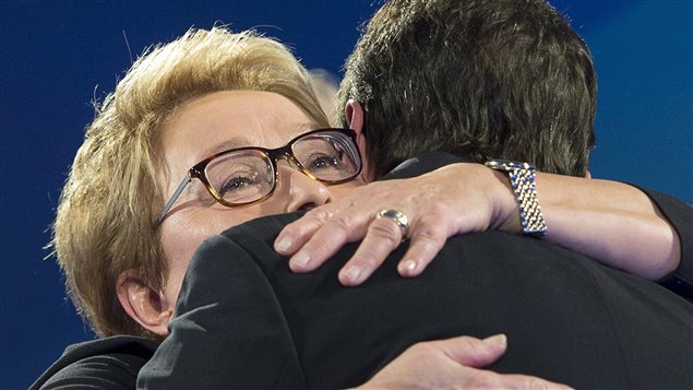 L'ancienne première ministre Pauline Marois enlace Pierre Karl Péladeau après la défaite du PQ aux élections. L'ancienne première ministre Pauline Marois enlace Pierre Karl Péladeau après la défaite du PQ aux élections.