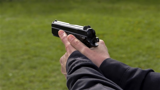 Quelqu'un tenant un fusil Quelqu'un tenant un fusil