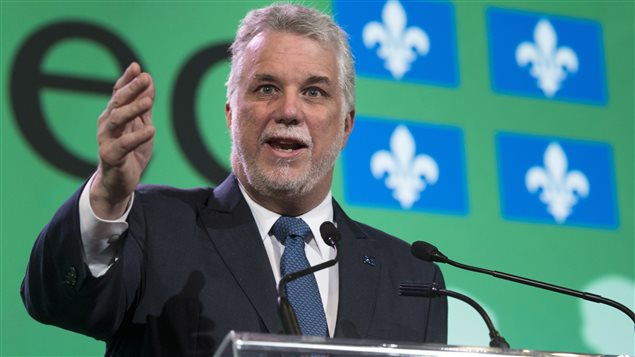 Le premier ministre Philippe Couillard a promis de partager avec les villes les redevances sur l'exploitation des ressources minières. Le premier ministre Philippe Couillard a promis de partager avec les villes les redevances sur l'exploitation des ressources minières.