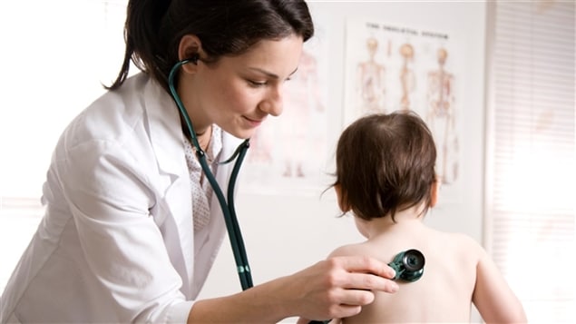 Un médecin de famille ausculte un enfant. Un médecin de famille ausculte un enfant.
