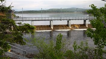 Le lac Saint-Charles est la principale source d'eau potable de la Ville de Québec. Le lac Saint-Charles est la principale source d'eau potable de la Ville de Québec.